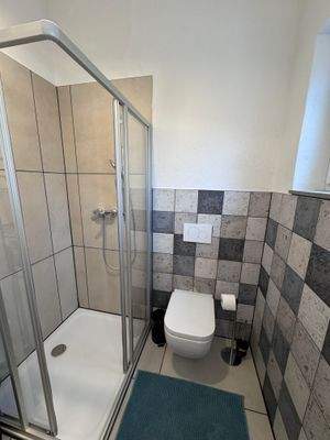 Badezimmer mit Dusche