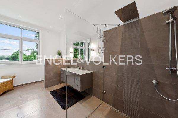 Master Badezimmer mit Seeblick