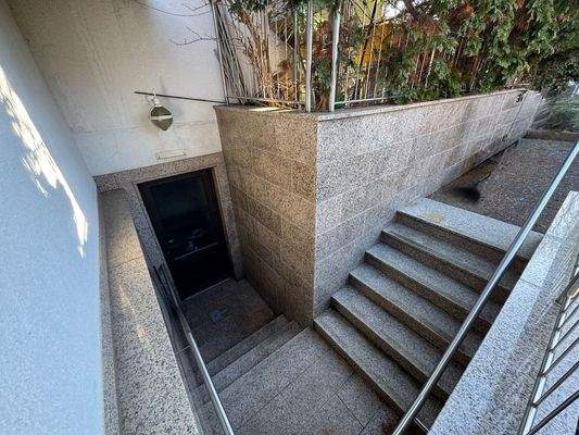 Ausgang Keller mit Naturstein