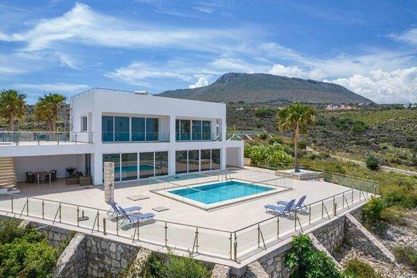 Kreta, Kokkino Chorio: Exotische Villa mit Panoramablick auf das Meer zu verkaufen
