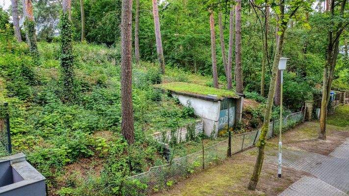 Straßenfront mit Minimalbebauung