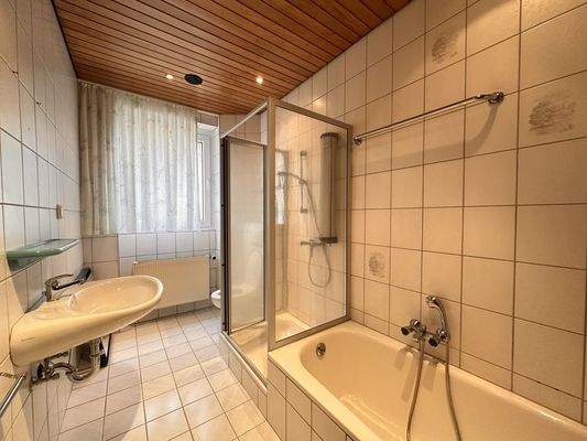 Tageslichtbad mit Dusche und Badewanne