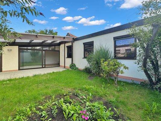 Garten Blick zur Terrasse.jpg