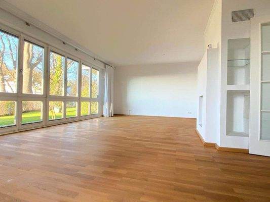 Große Fensterfront – sehr heller Wohnraum und Blick ins Grüne