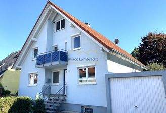 Außenansicht EFH mit Garage 