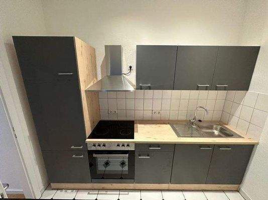 Einbauküche mit Backofen, Kühlschrank etc.