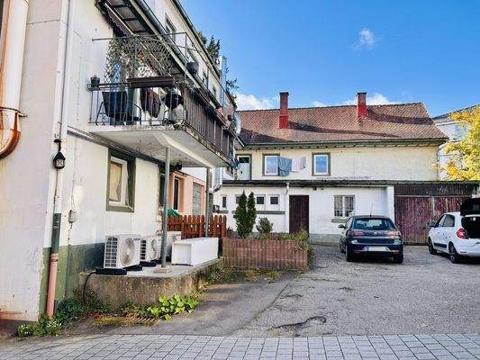 Innenhof mit Stellplätzen