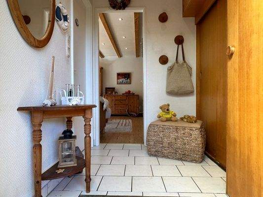 Flur mit großem Einbauschrank