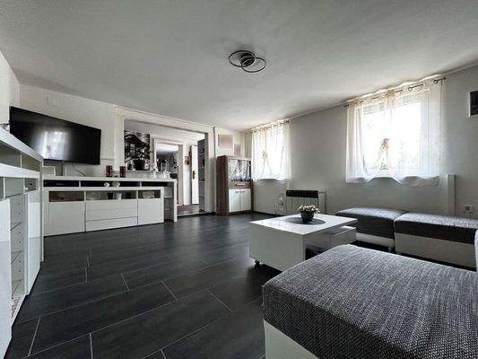 Wohnung 1 Wohnzimmer: Tageslicht und klare Linien – ein Raum, der einfach gut tut