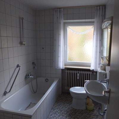 Badezimmer mit Wanne und Waschanschluß