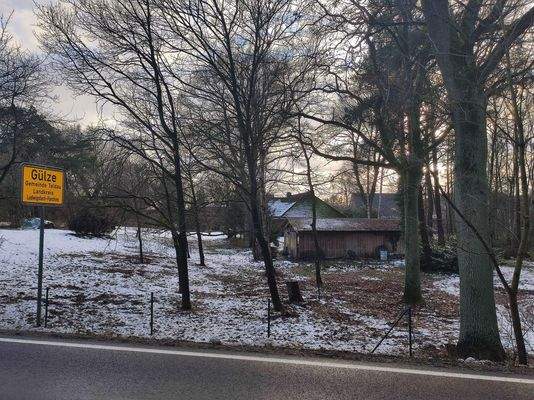 von der Straße /Rückseitig