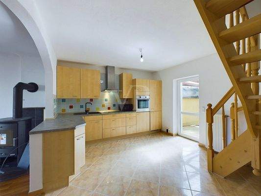 offener Küchenbereich mit Gartenausgang