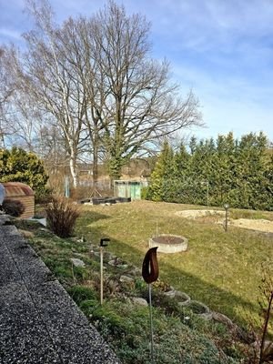 Großzügiger, grüner Garten