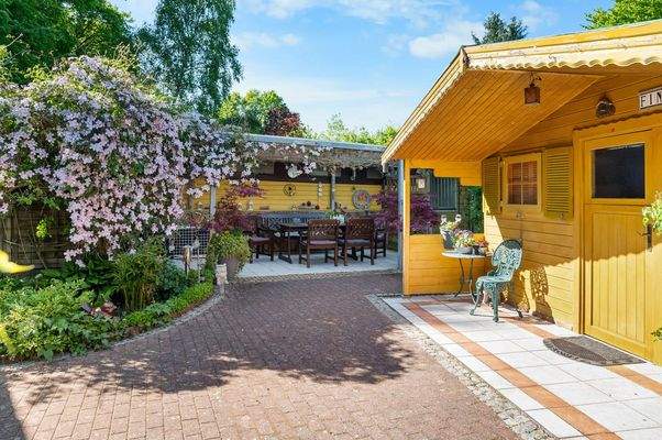 Terrasse u. Gartenhaus