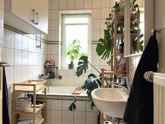 Tageslichtbad mit Badewanne