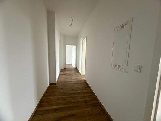 Langer Flur mit Holzboden