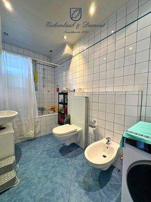 Bad mit Wanne, Fenster und WMA