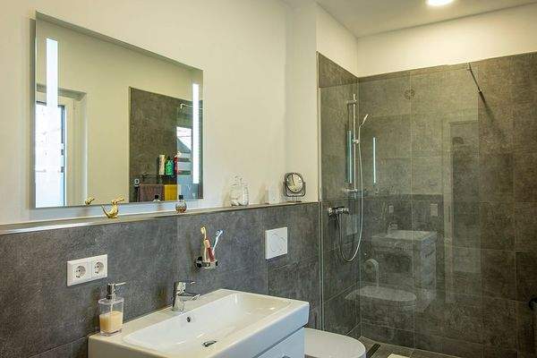 Blick in das Bad der Einliegerwohnung.jpg