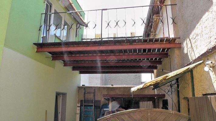 Balkon-und-Hintergebaeude