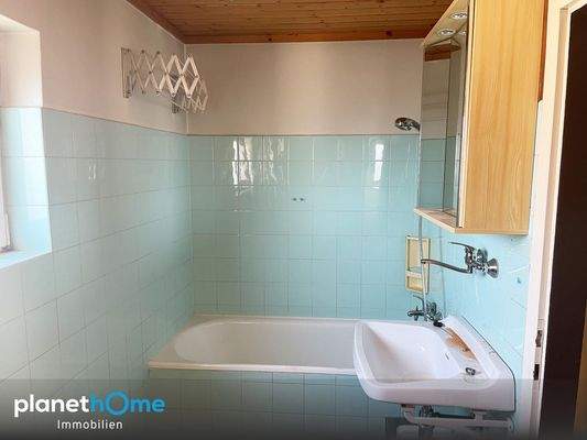 Bad OG renovierungsbeduerftig