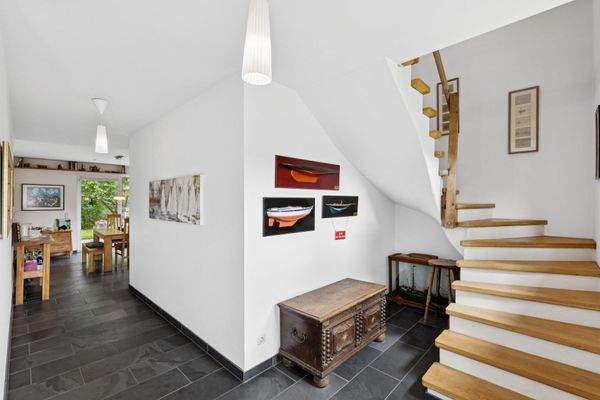 Flur und Treppenhaus mit ausreichend Staumöglichkeit