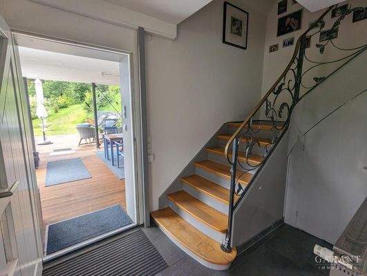 Eingangsbereich mit Treppe ins DG