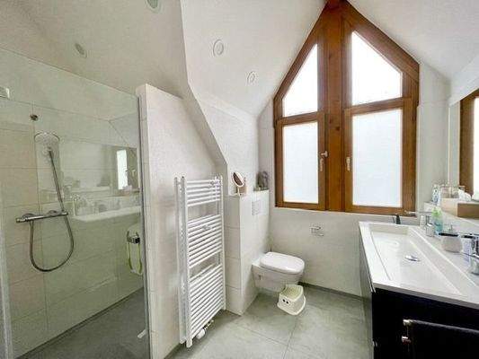 Obergeschoss, erneuerstes Badezimmer