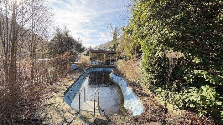 Schwimmbad mit Freisitz