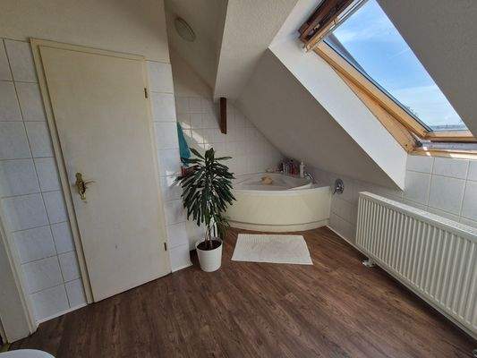 2. Wohnung - DG: Bad mit Wanne