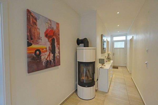 Gr. Whg EG - Flur mit Kamin