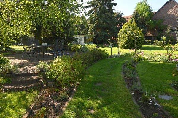 25 - Blick von Laube zum Hof.jpg