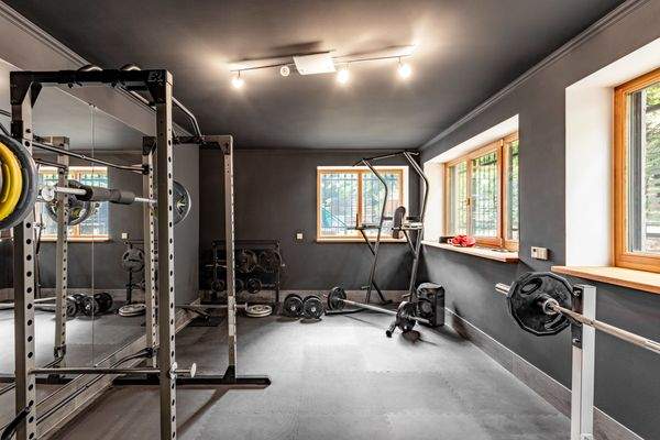 Privates Gym mit Gartenblick