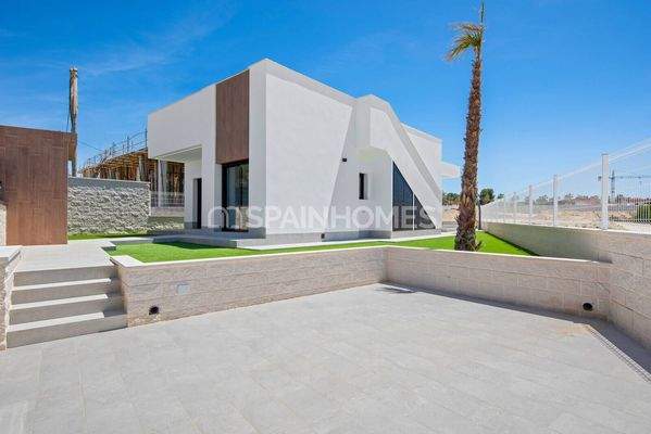 Detached Villas Near the Amenities in Algorfa Alicante