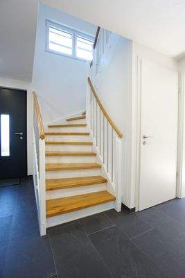 Holztreppe ins Dachgeschoss