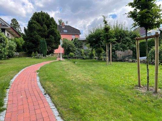 gepflasterter Gartenweg