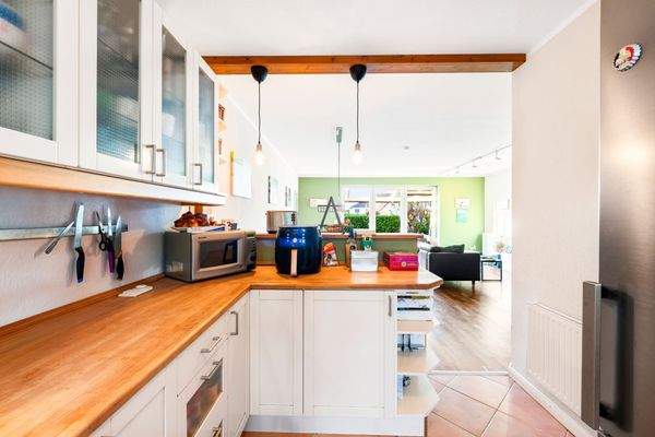 Küche mit Blick ins Wohnzimmer