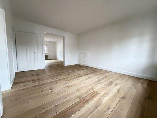 Wohnraum (2) mit Flügeltüren