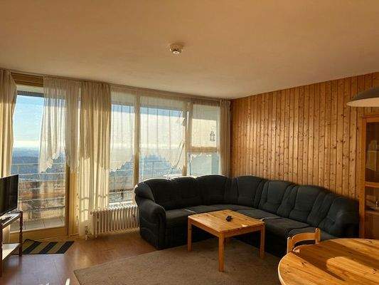 Wohnraum mit Balkonzugang