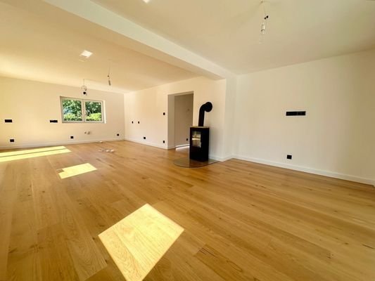 großes und sehr helles Wohnzimmer mit Kamin