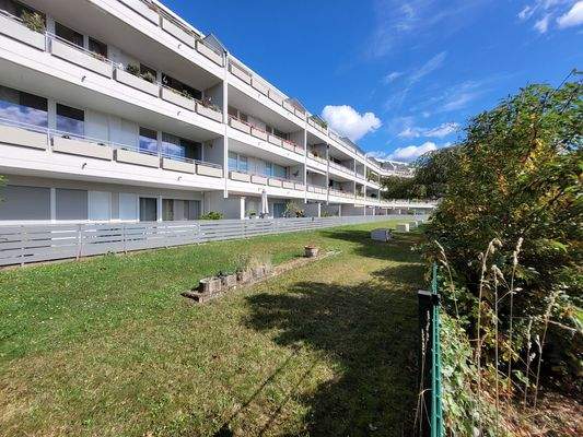 Rückansicht mit Grünfläche