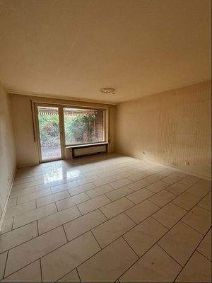 Wohnzimmer mit Zugang zur Terrasse