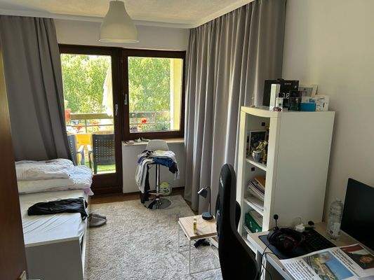 Zimmer mit Balkonzugang