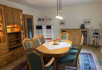 Esszimmer mit Kachelofen