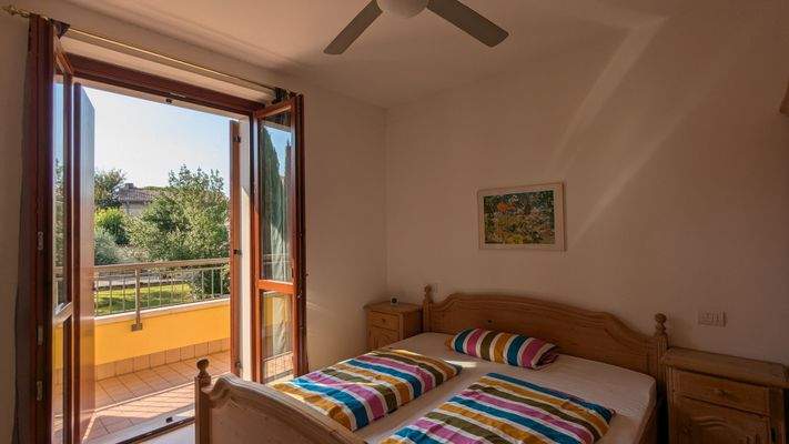 Schlafzimmer OG mit Balkon 1.jpg