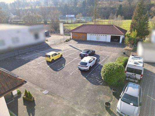 ...zum Parkplatz,...