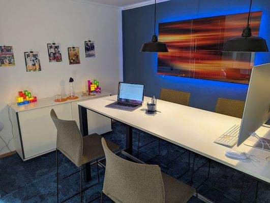 Besprechungsecke mit Hochtisch