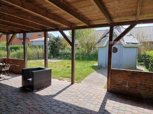 Rechte DHH: Überdachte Terrasse