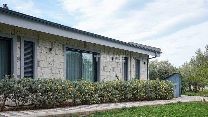 Villa with Pool on Large Plot Near the Coast in İzmir Güzelbahçe