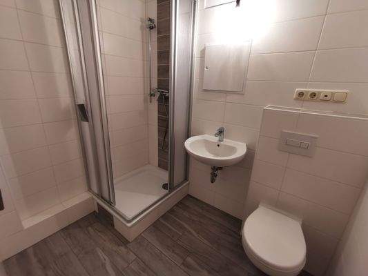 Bad mit Dusche und WM-Anschluss 