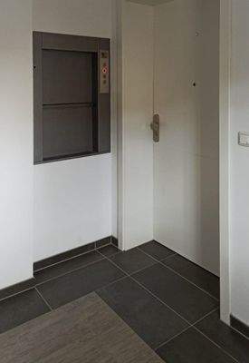 Lastenaufzug im Treppenhaus